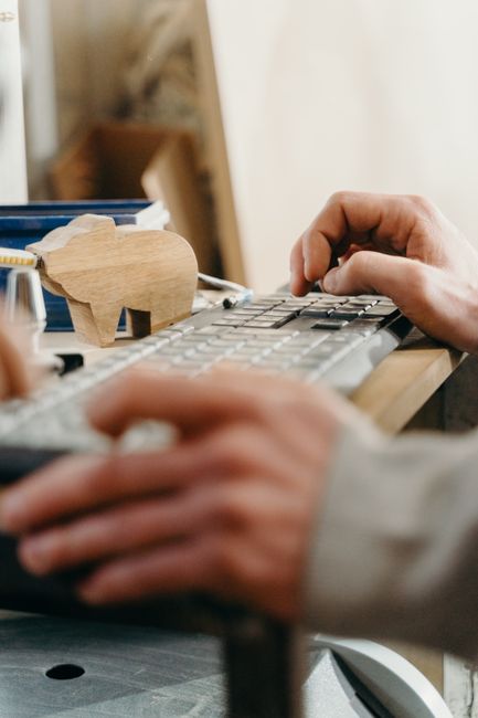 Moderne Arbeitsumgebung mit digitalen Bildschirmen und Neonakzenten